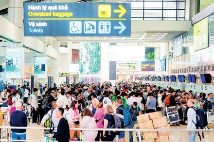 Hành khách làm thủ tục hàng không tại Nhà ga T1 Cảng hàng không quốc tế Nội Bài.