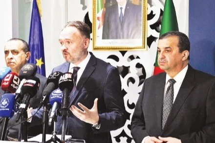 Các quan chức Algeria và EU họp báo.