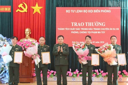 Thiếu tướng Nguyễn Văn Thiện, Phó Tư lệnh Bộ đội Biên phòng trao thưởng cho các tập thể trong Chuyên án SL126.