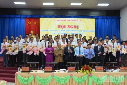 Lãnh đạo tỉnh Gia Lai trao hoa, Quyết định giao chỉ tiêu phát triển kinh tế - xã hội và nhiệm vụ trọng tâm năm 2025 cho 77 xã, phường.