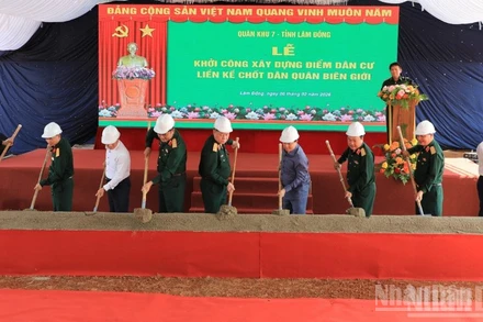 Đại tướng Nguyễn Trọng Nghĩa, Ủy viên Bộ Chính trị, Bí thư Trung ương Đảng, Ủy viên Thường vụ Quân ủy Trung ương, Chủ nhiệm Tổng cục Chính trị Quân đội nhân dân Việt Nam dự Lễ khởi công xây dựng điểm dân cư liền kề chốt dân quân biên giới tại xã Quảng Trực, tỉnh Lâm Đồng.