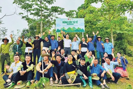 Sùng A Cải cùng cán bộ địa phương và đông đảo bà con tích cực trồng rừng, bảo vệ không gian sống cho cộng đồng