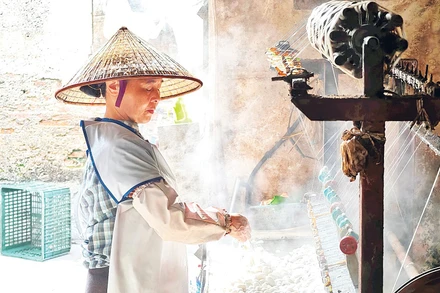 Tơ vàng óng ánh ai hong giữa làng