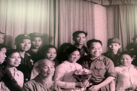 Tiểu đội trưởng Tiểu đội nữ dân quân du kích Kỳ Phương Tưởng Thị Diên (người cầm hoa) vinh dự được gặp Bác Hồ và Đại tướng Võ Nguyên Giáp ngày 15/5/1969.