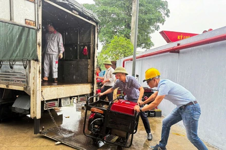 Nhân viên kỹ thuật viên Viettel tại Hải Phòng vận chuyển máy phát điện đến các nhà trạm. (Ảnh: ĐỨC THỌ)
