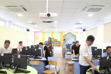 Các giáo viên Trường tiểu học Kỳ Phương (phường Hoành Sơn, tỉnh Hà Tĩnh) rà soát, sửa sang cơ sở vật chất chuẩn bị năm học mới.