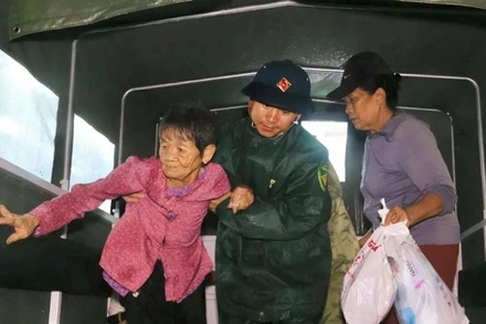 Phường Cửa Lò (Nghệ An) khẩn trương sơ tán người dân đến nơi an toàn trước bão số 5.