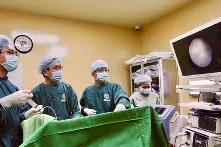 Ê-kíp bác sĩ Bệnh viện Lê Văn Thịnh vận hành hệ thống tán sỏi laser. 