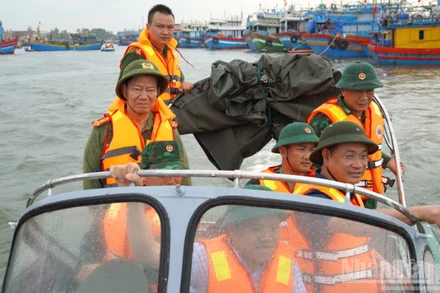 Bí thư Tỉnh ủy Quảng Trị Lê Ngọc Quang kiểm tra khu neo đậu tàu thuyền Nam Cửa Việt.