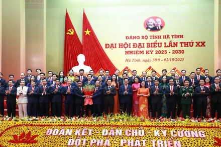 Đồng chí Trần Cẩm Tú, Ủy viên Bộ Chính trị, Thường trực Ban Bí thư tặng hoa chúc mừng Ban Chấp hành Đảng bộ tỉnh khóa XX.