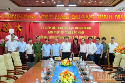 Các đại biểu chụp ảnh lưu niệm sau buổi làm việc. (Ảnh: TRƯỜNG AN)