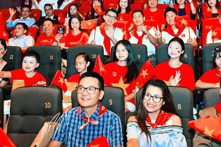 Đông đảo khán giả đến thưởng thức suất chiếu sớm bộ phim “Tổ quốc trong tim” do Báo Nhân Dân sản xuất. (Ảnh: BẢO LONG)