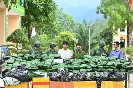 Một đối tượng và tang vật bị bắt giữ trong Chuyên án A825p. (Ảnh: Báo Biên phòng)