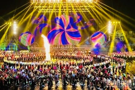 Màn đại xòe Thái tại Lễ hội. (Ảnh: THANH SƠN)