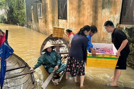 Người dân vận chuyển thực phẩm vào tổ dân phố Đông Hòa.