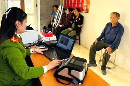 Công an thu thập dữ liệu, kích hoạt tài khoản định danh điện tử mức độ 2 cho công dân.