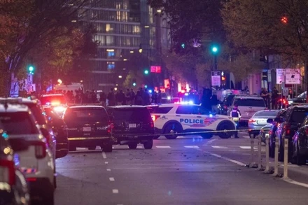 Cảnh sát phong tỏa hiện trường vụ xả súng ở Washington, D.C., Mỹ. (Ảnh: THX/TTXVN) 