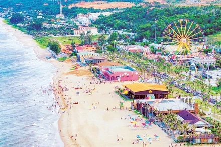 Bãi biển Tiến Thành (phường Tiến Thành) có nhiều khu đô thị phù hợp vừa khám bệnh, vừa nghỉ dưỡng.