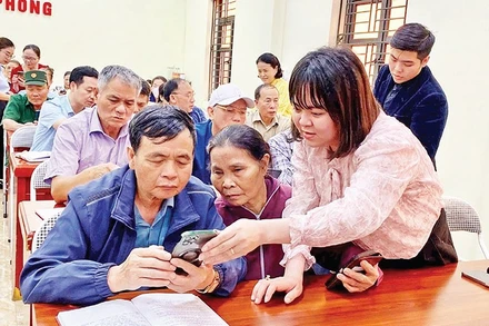 Phường Hà Tu, tỉnh Quảng Ninh tổ chức lớp “Bình dân học vụ số” hướng dẫn công nghệ cho người dân. 