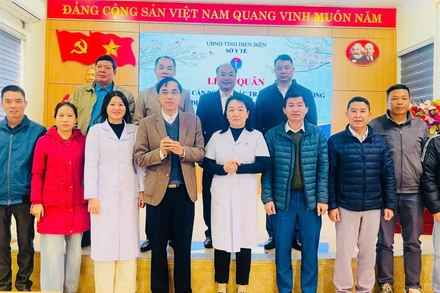 Đồng chí Phạm Văn Mẫn, Phó Giám đốc Sở Y tế Điện Biên động viên cán bộ Trung tâm Y tế Tủa Chùa tăng cường về tuyến xã. 