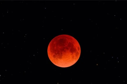 Trong quá trình nguyệt thực toàn phần (như hình ảnh trong ảnh được chụp vào năm 2022 tại Bồ Đào Nha), ánh sáng bị khúc xạ qua bầu khí quyển của Trái Đất, tạo ra ánh sáng rực rỡ trên bề mặt Mặt Trăng. (Nguồn: National Geographic) 