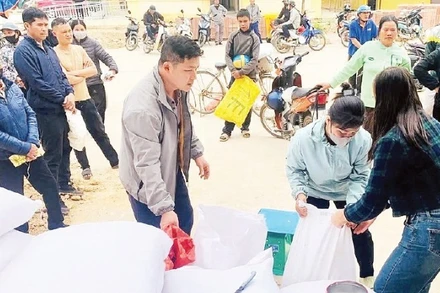 Người dân xã Vân Nham, tỉnh Lạng Sơn được cấp phát gạo.