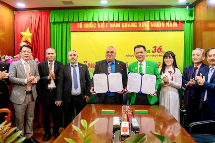 Ông Jamal Khatib, Chủ tịch kiêm Tổng Giám đốc AGAM Company (thứ 5 từ trái sang) trao đổi biên bản ghi nhớ hợp tác với ông Hồ Huy, Chủ tịch Hội đồng quản trị, Tổng Giám đốc Tập đoàn Mai Linh.