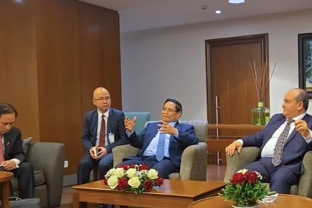 Thủ tướng Phạm Minh Chính và Thủ tướng Sifi Ghrieb đồng chủ trì cuộc làm việc với các bộ, ngành và một số doanh nghiệp hai nước để triển khai các cam kết đã thống nhất. (Ảnh: VGP)