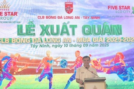 Cựu danh thủ Phan Văn Tài Em, Trưởng đoàn bóng đá Tây Ninh phát biểu tại lễ xuất quân.