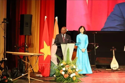 Đại sứ Việt Nam tại Maroc kiêm nhiệm Côte d'Ivoire Lê Kim Quy chụp ảnh lưu niệm cùng ông Évariste Koffi Yapi, Tổng Thư ký Bộ Ngoại giao, Hội nhập châu Phi và Người Côte d’Ivoire ở nước ngoài. 