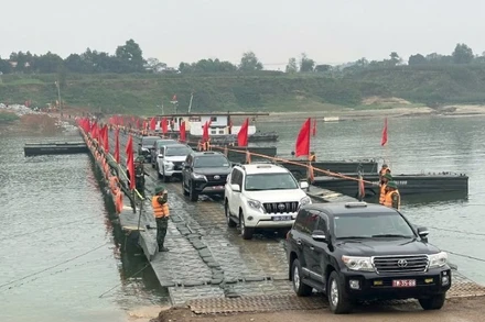 Cầu phao Đoan Hùng nối đôi bờ sông Lô bảo đảm việc đi lại của người dân trong dịp Tết Nguyên đán.