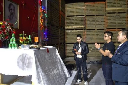 Đại diện Đại sứ quán Việt Nam tại Israel và cộng đồng người Việt Nam dâng hương trước bàn thờ Chủ tịch Hồ Chí Mình. 