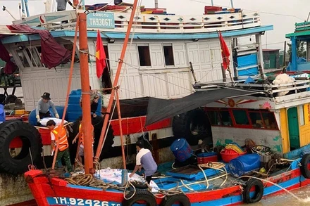 Bộ đội Biên phòng cửa khẩu Cảng Nghi Sơn kịp thời cứu hộ tàu cá bị bục nước.