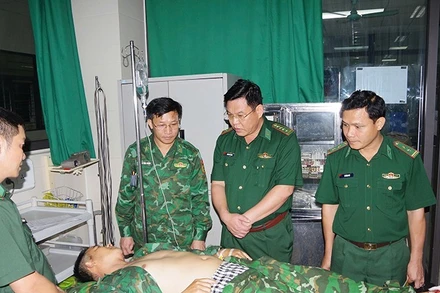 Lãnh đạo Bộ đội Biên phòng tỉnh Thanh Hóa thăm hỏi, động viên đồng đội yên tâm điều trị vết thương.
