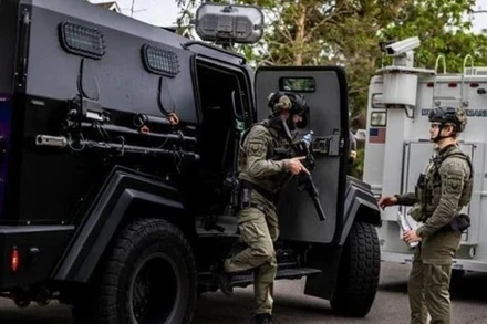 Cảnh sát Mỹ điều tra tại hiện trường một vụ tấn công. (Ảnh: CBS News/TTXVN) 