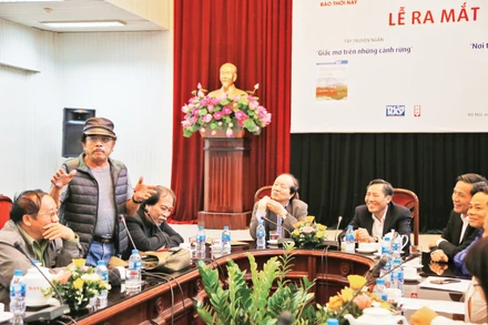 Các trí thức, văn nghệ sĩ trong một cuộc tọa đàm nâng cao chất lượng các ấn phẩm của Báo Nhân Dân.