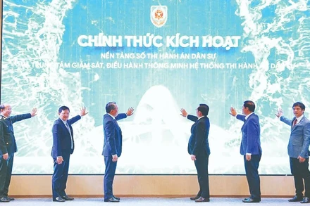 Lãnh đạo Chính phủ, Bộ Tư pháp, Cục Quản lý thi hành án dân sự và Tập đoàn công nghệ FPT nhấn nút kích hoạt khai trương Nền tảng số thi hành án dân sự.