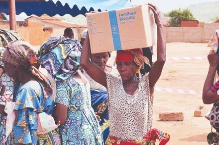 Người dân ở Nam Kivu, Cộng hòa Dân chủ Congo nhận hàng viện trợ.