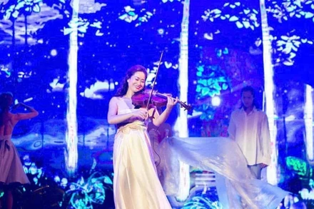 Nghệ sĩ viola Nguyệt Thu trong một chương trình hòa nhạc tại Hà Nội.