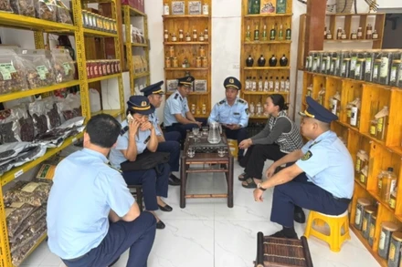 Chi cục Quản lý thị trường tỉnh Hà Giang kiểm tra cơ sở sản xuất rượu không có giấy phép tại huyện Quản Bạ.