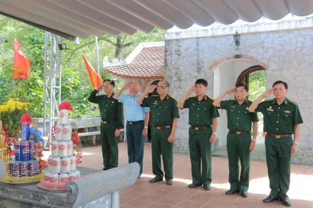 Đoàn cựu chiến binh dâng hương tưởng niệm tại Đền thờ Liệt sĩ.