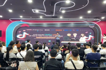 Dự án cộng đồng “Bình dân học vụ số - Cùng nhau học AI” đã thu hút gần 8.000 học viên trên khắp cả nước tham gia.