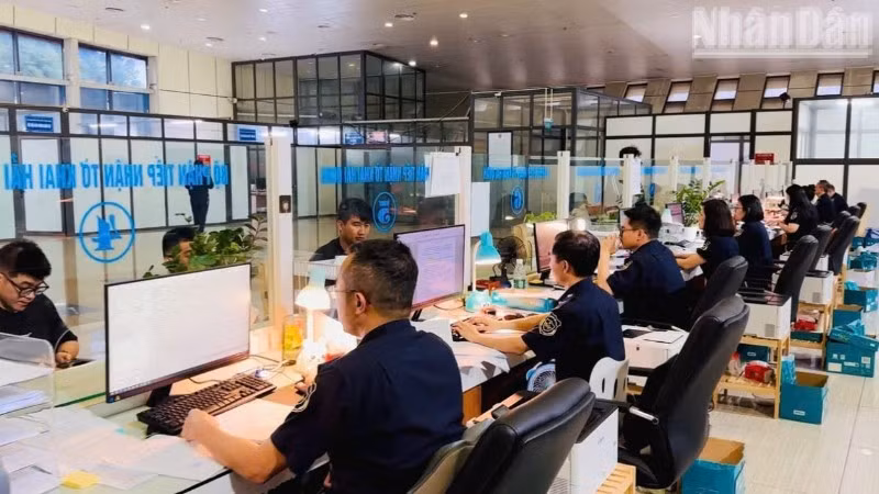 Quầy làm thủ tục Hải quan tại Nhà liên ngành cửa khẩu quốc tế Hữu Nghị, tỉnh Lạng Sơn.