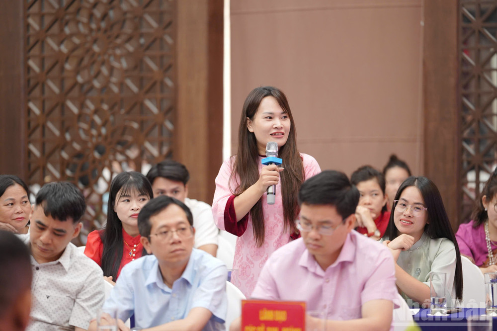 Đại biểu doanh nhân nữ phát biểu ý kiến tại Diễn đàn. ndo_br_gen-h-z6800317506664-8357caae691d368950d434b945b4aa58.jpg