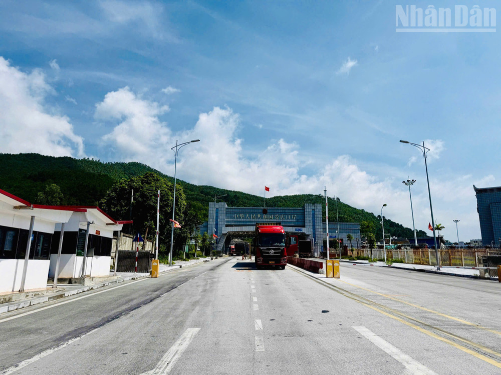 Các phương tiện xuất nhập khẩu đi qua khu vực Cửa khẩu Chi Ma, tỉnh Lạng Sơn. ndo_tr_95d0750897851edb4794.jpg