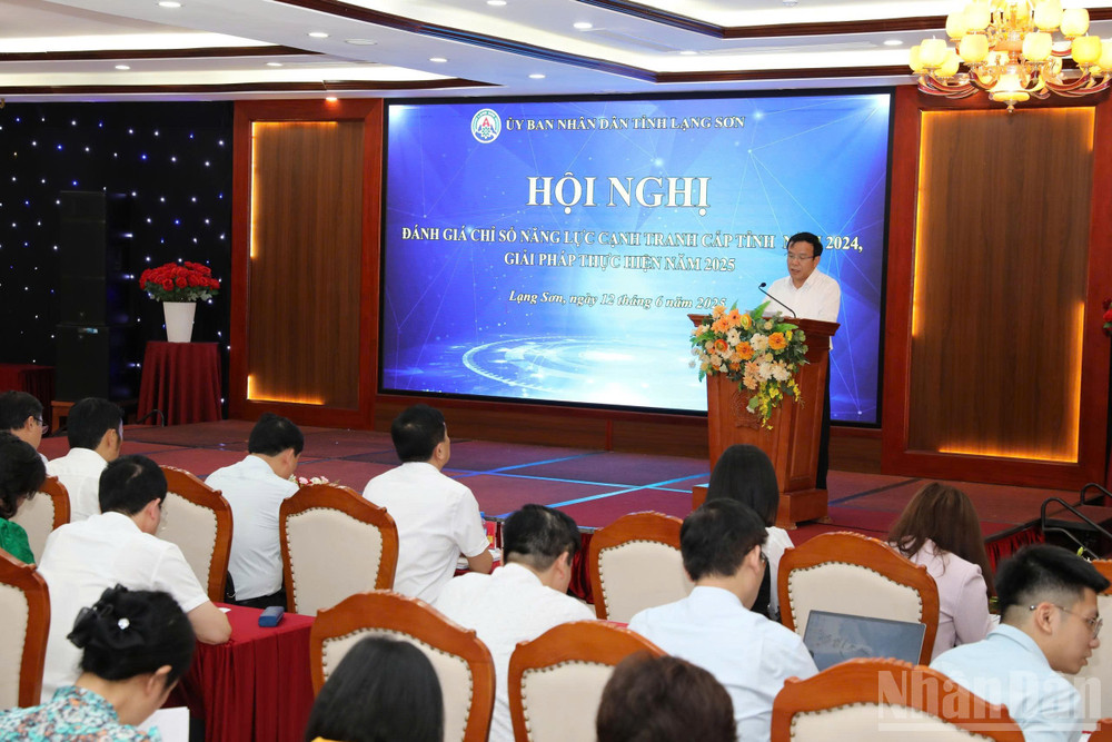 Các đại biểu trình bày tham luận giải pháp tại hội nghị. ndo_br_gen-h-z6698465990656-a312a7c570e84c2cb185bb917bd8e1b5.jpg