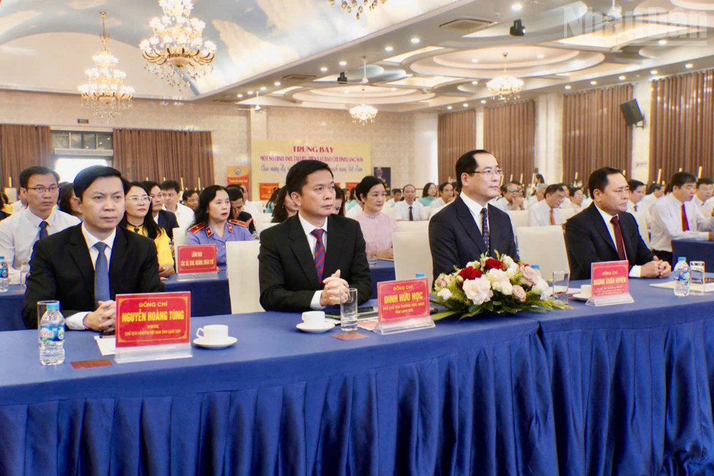 Các đồng chí lãnh đạo Ủy ban nhân dân, Hội đồng nhân dân, Ủy ban Mặt trận Tổ quốc Việt Nam tỉnh Lạng Sơn tham dự buổi lễ. ndo_tr_gen-h-z6717447246994-72e863358b4190fc419c68b52879f87e.jpg