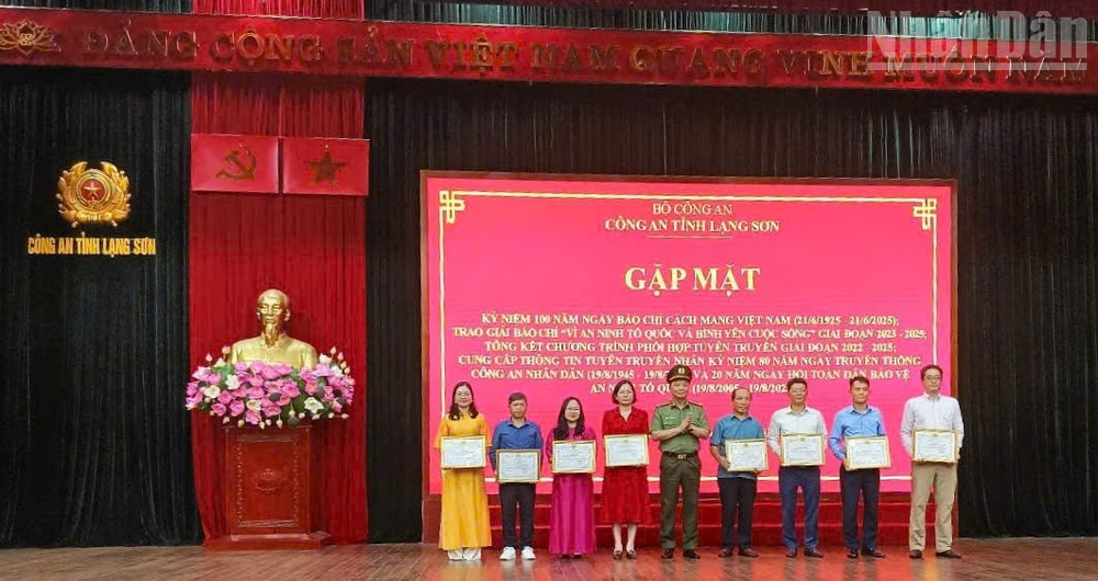 Các cơ quan báo chí nhận Giấy khen của Công an tỉnh Lạng Sơn.