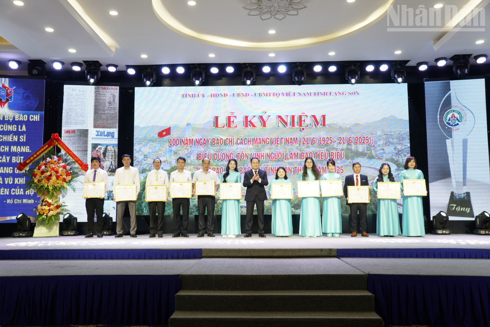 Đồng chí Hồ Tiến Thiệu, Phó Bí thư Tỉnh ủy, Chủ tịch Ủy ban nhân dân tỉnh Lạng Sơn trao Bằng khen cho 23 cá nhân người làm báo tiêu biểu tại buổi lễ. ndo_tr_dat1470.jpg