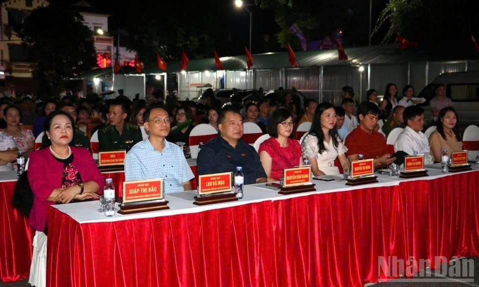 Lãnh đạo tỉnh Lạng Sơn tham dự Chương trình giao lưu văn nghệ tại xã Đồng Đăng, tỉnh Lạng Sơn. ndo_br_gen-n-z6776178489871-b055ae2dcf5011de51f13db2c710bbe4.jpg